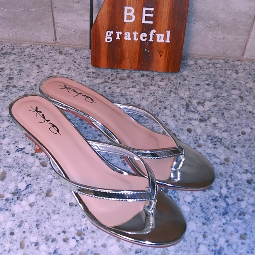 Nwot XYD Sliver mirrored flip flop heels 2" size 8 (NARROW)